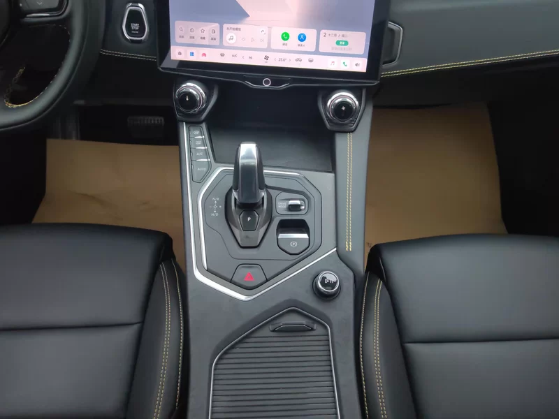 Lynk & Co 01 2024 car image #16