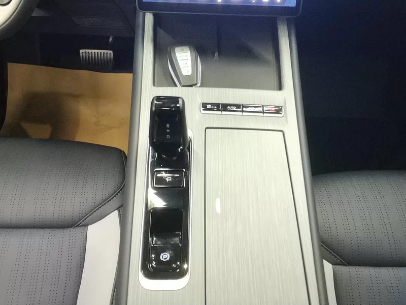 GEELY Boyue L 2025 car image #16