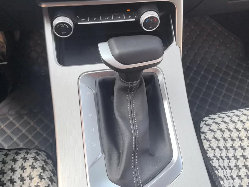 GEELY Coolray 2024 car image #16