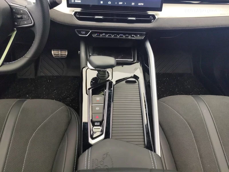 GEELY Preface 2025 car image #16