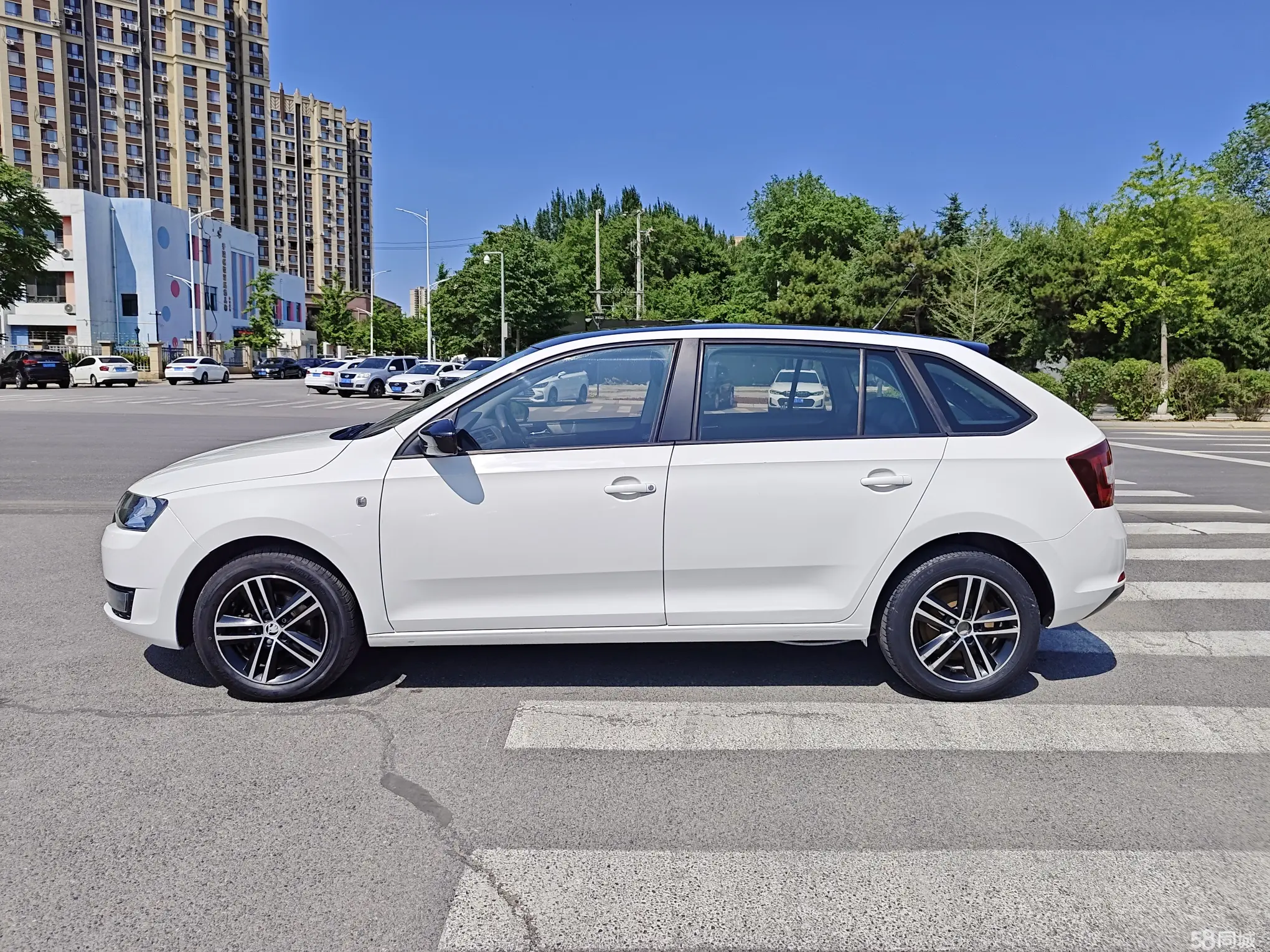 Skoda Rapid Spaceback 2016 car image #16