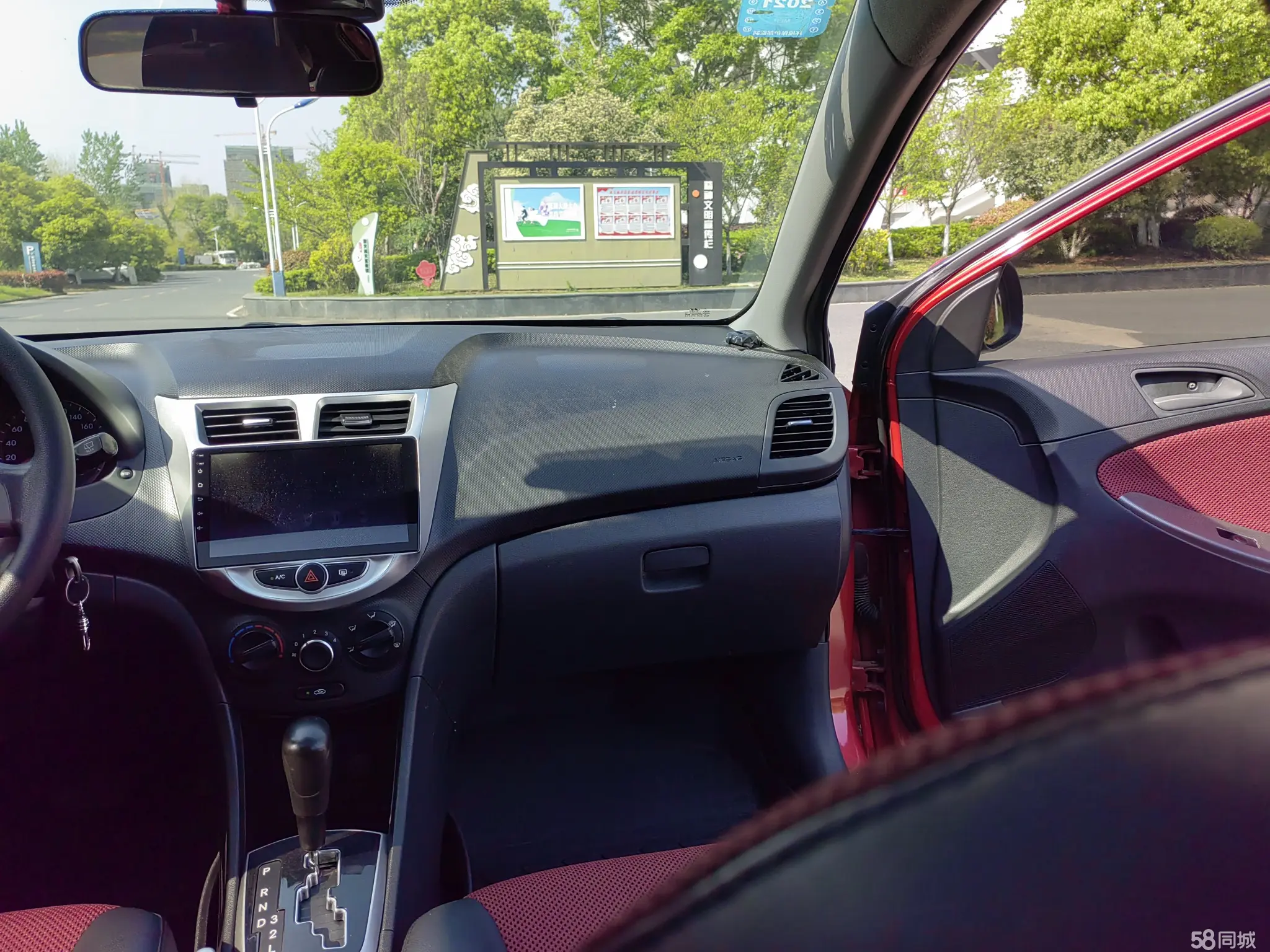 Hyundai Reina Hatchback 2015 car image #16