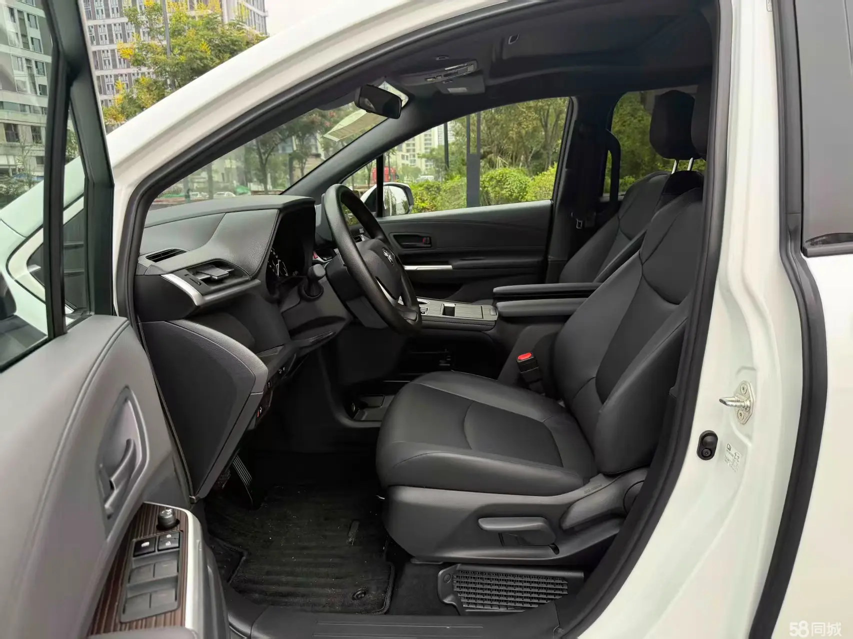 Toyota Granvia 2025 car image #16