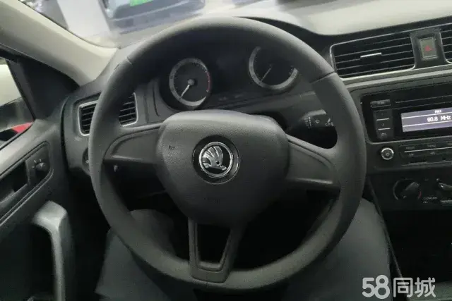 Skoda Rapid Spaceback 2018 car image #16