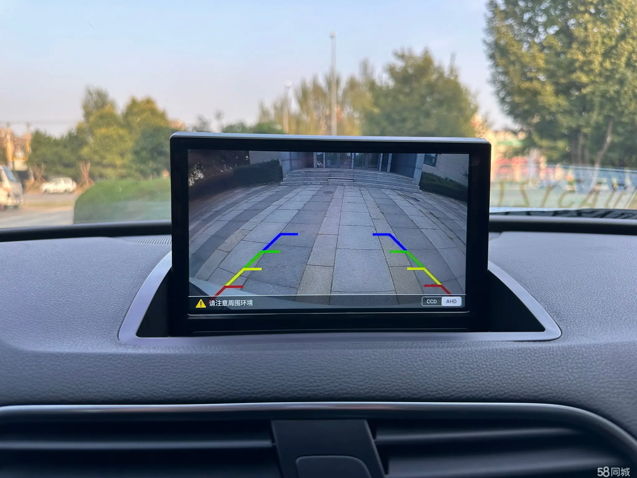 Audi Q3 2015 car image #16