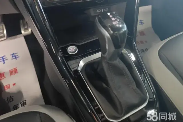 Volkswagen T-Roc 2023 car image #16