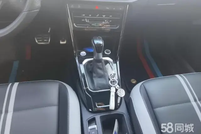 Volkswagen T-Roc 2024 car image #16