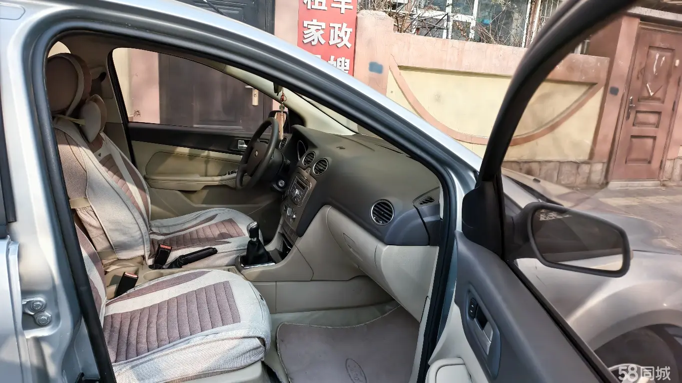 Ford Focus 2010 car image #16