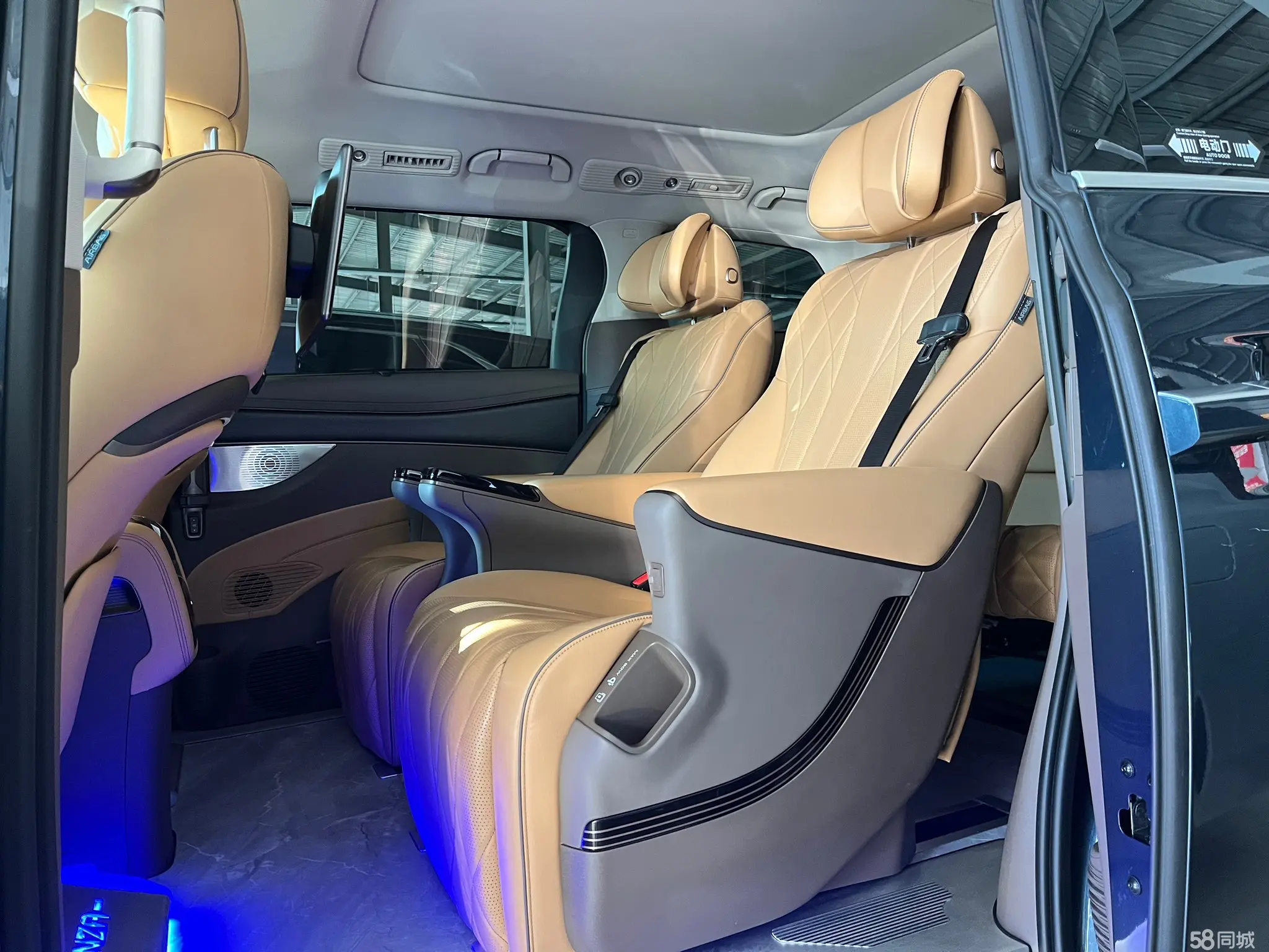 Denza D9 2023 car image #16