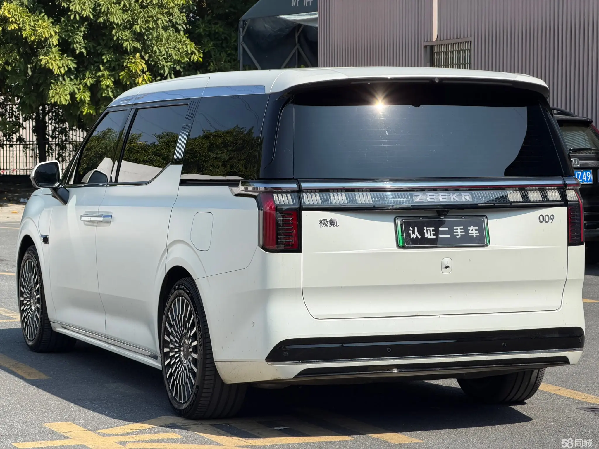 极氪 极氪009 2024 汽车图片 #16