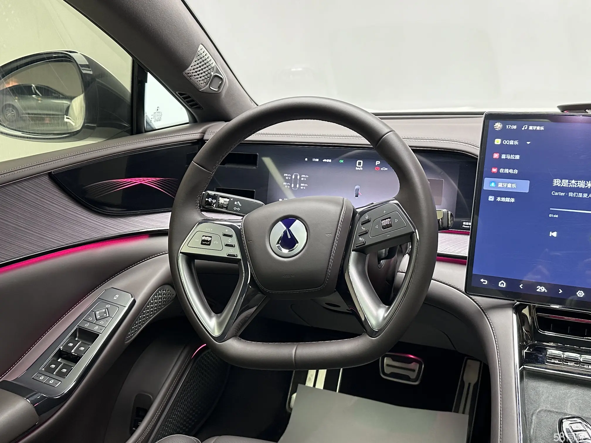 Denza Z9 2024 car image #16