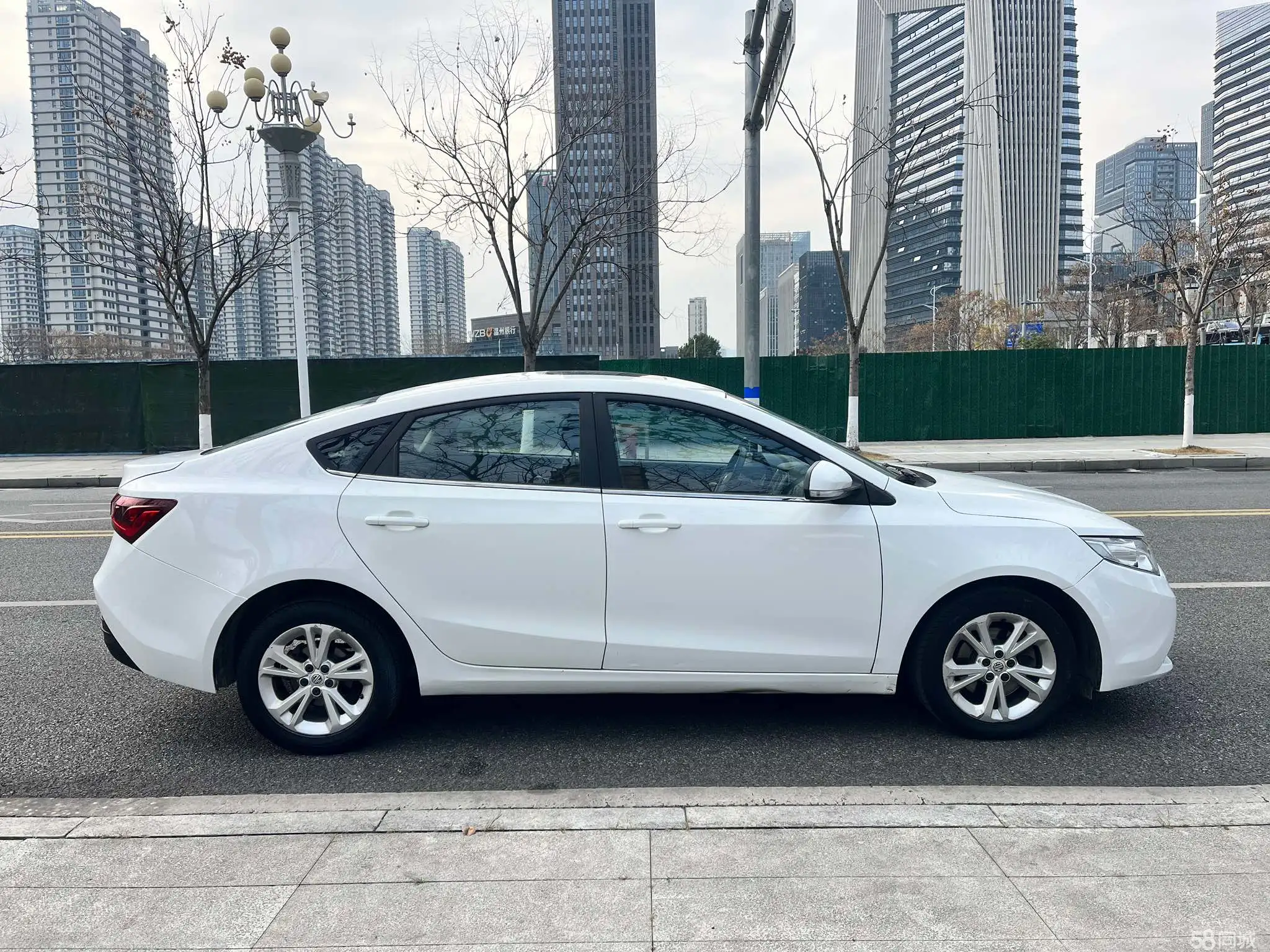 MG GT 2017 car image #16