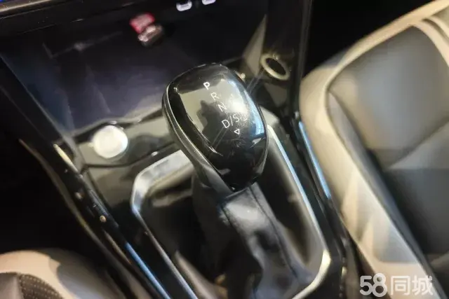 Volkswagen T-Roc 2023 car image #16