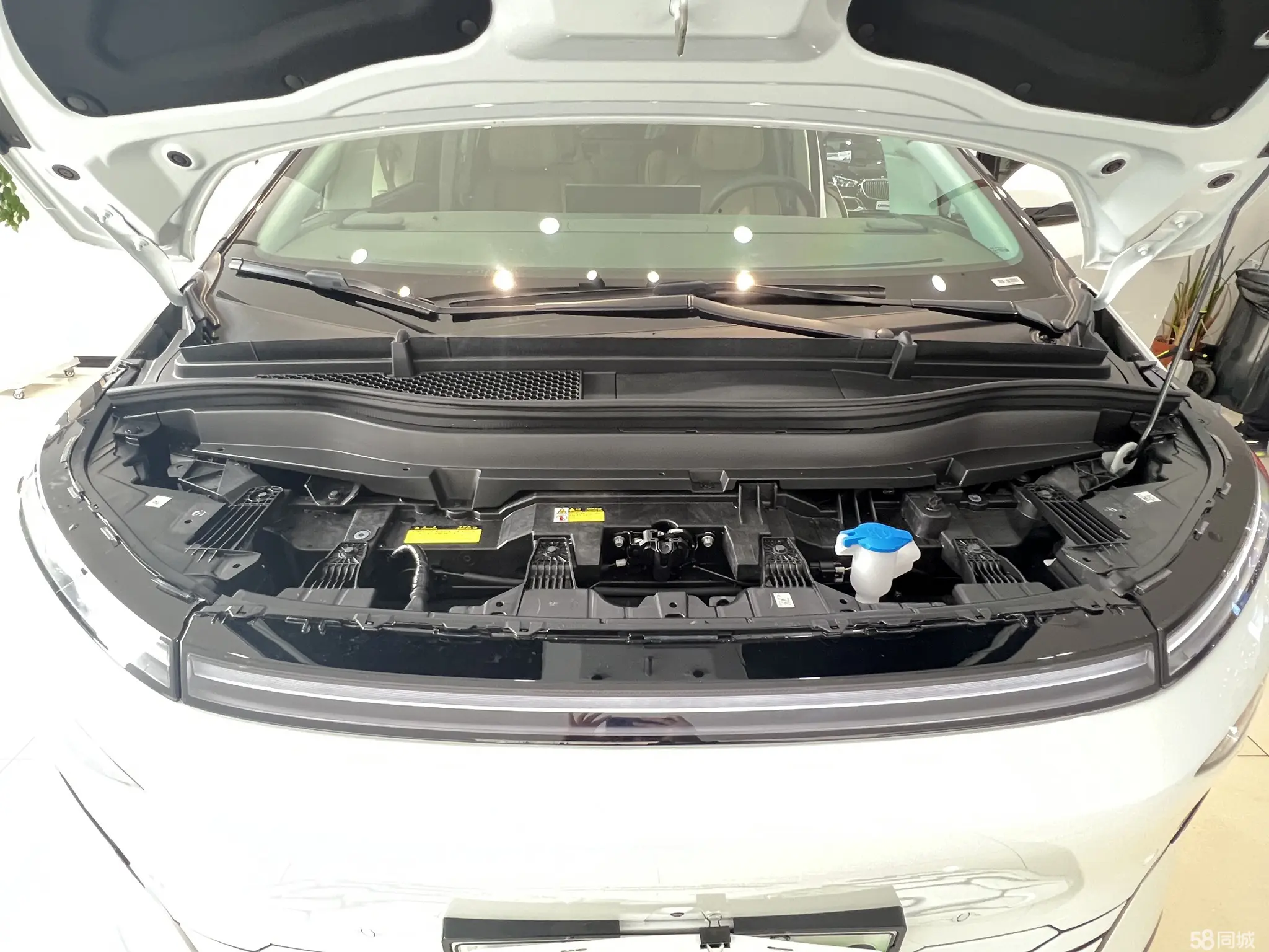 Xpeng X9 2025 car image #16