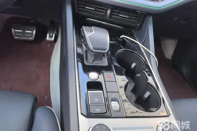 Volkswagen Touareg 2020 imagem de carro #16