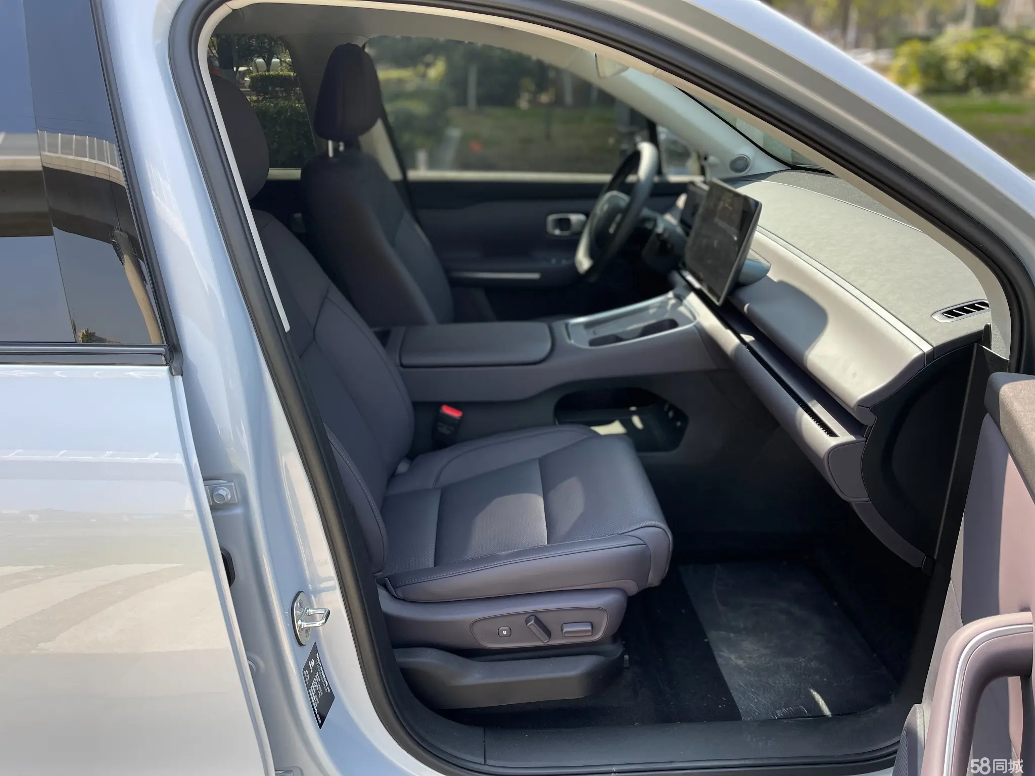 零跑汽车 零跑C16 2025 汽车图片 #16