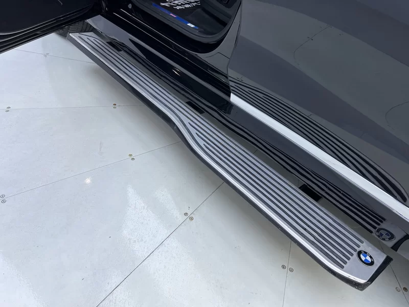 BMW X7 M60i 2023 car image #16