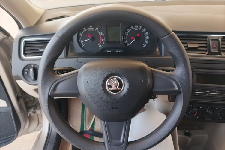 Skoda Rapid 2014 image de voiture #14