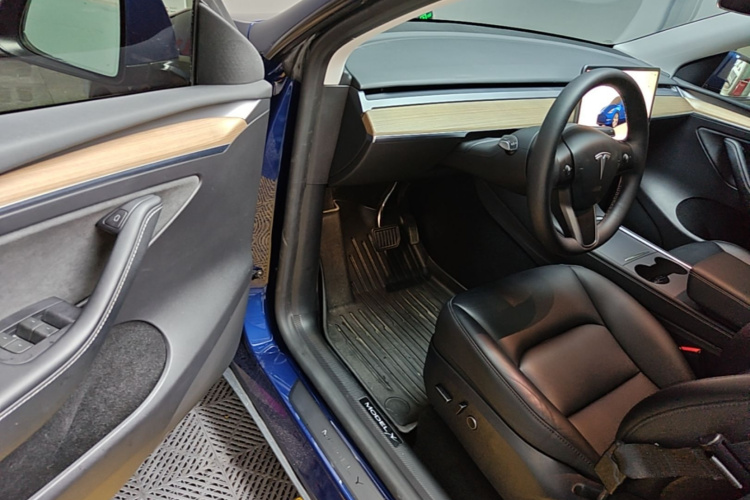 Tesla Model Y 2023 car image #10