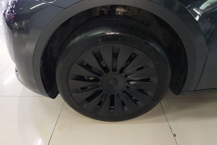 Tesla Model Y 2025 car image #9