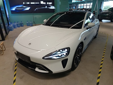 MI SU7 2025 immagine di auto 