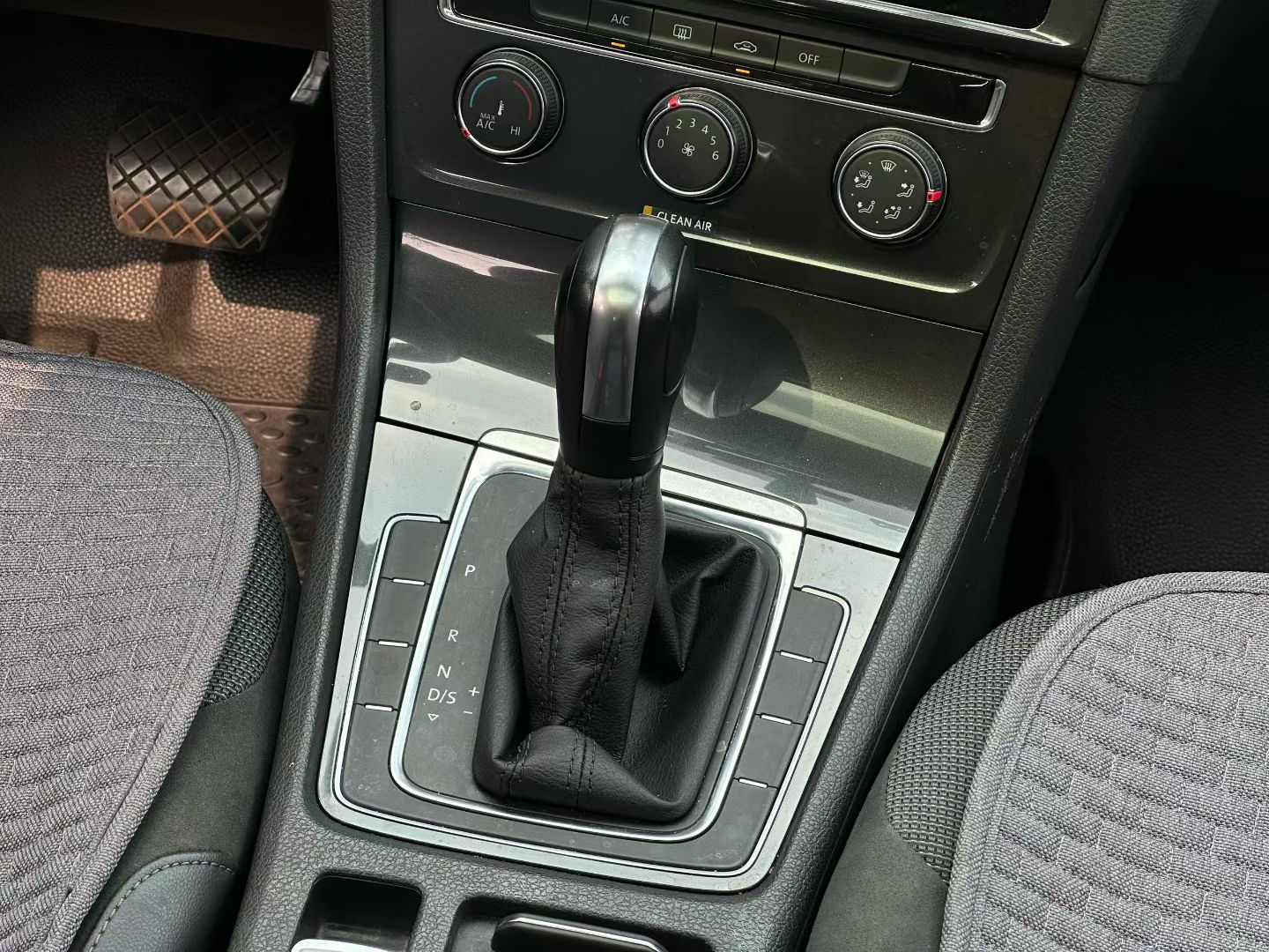 Volkswagen Golf 2018 car image #9