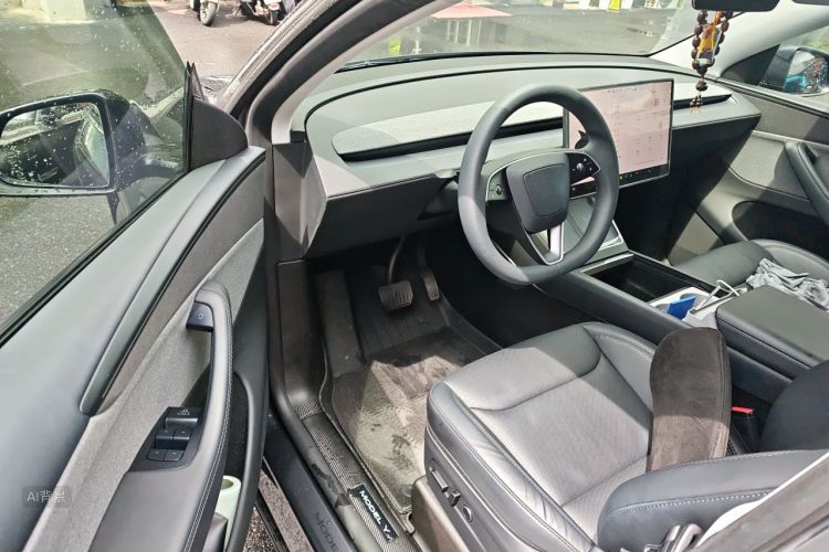 Tesla Model Y 2025 #18 Tesla Model Y 2025 car image #18