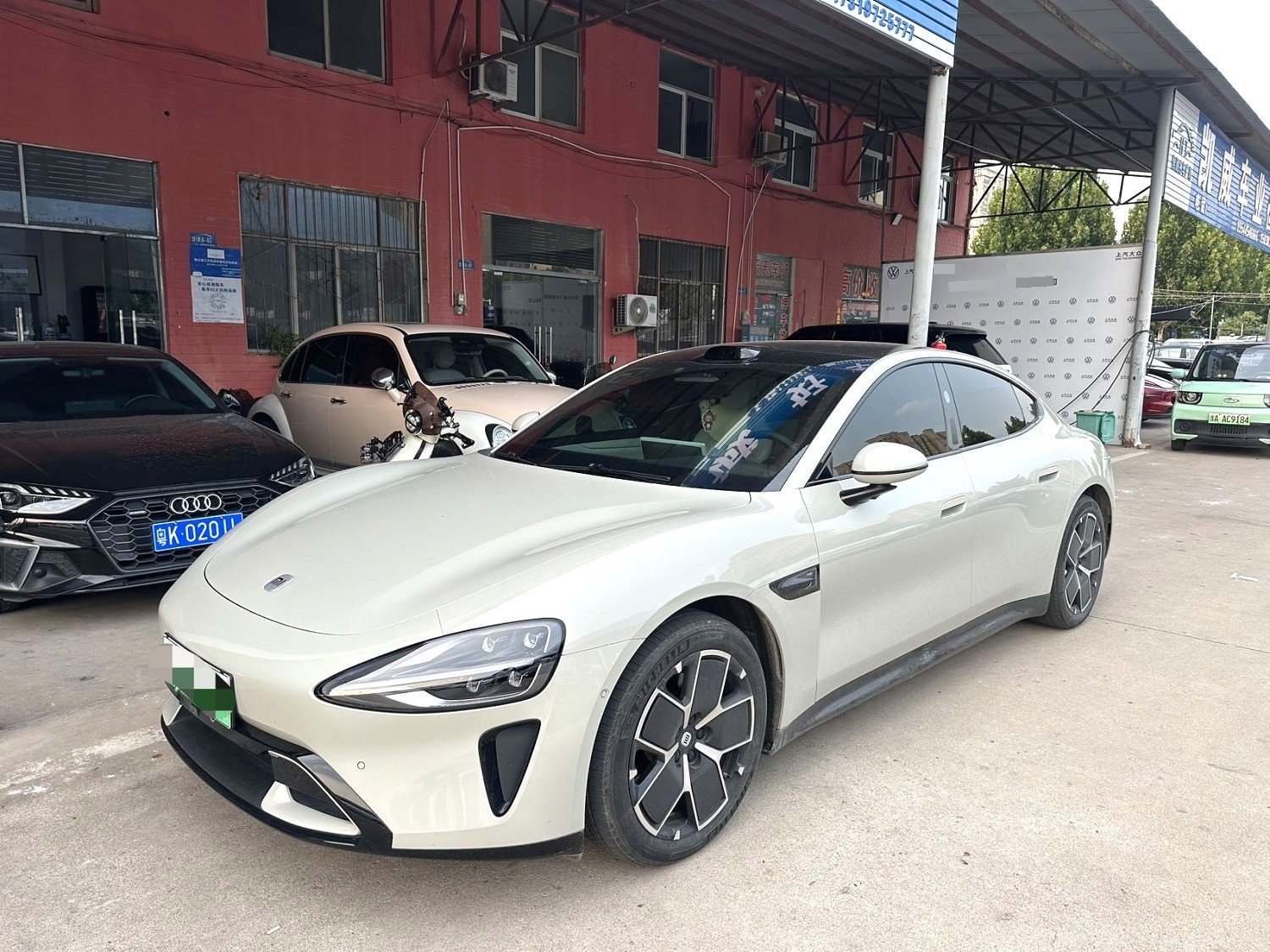 MI SU7 2024 immagine di auto 
