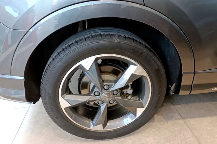 Audi Q3 2020 car image #10