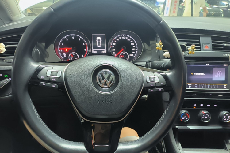 Volkswagen Golf 2018 car image #15