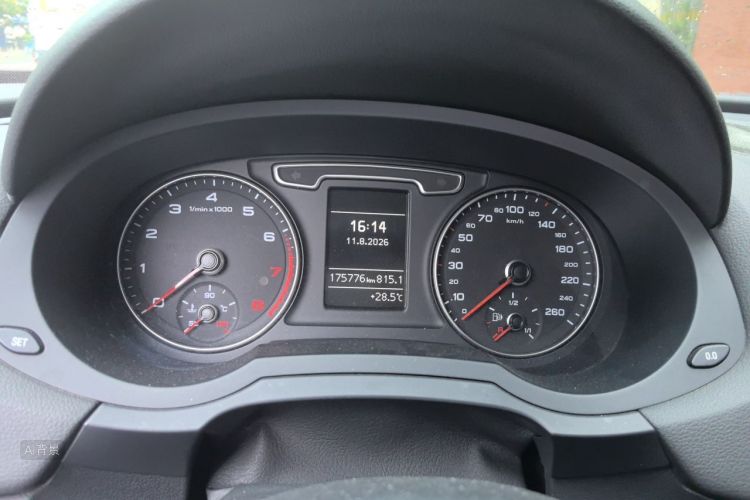 Audi Q3 2015 car image #13