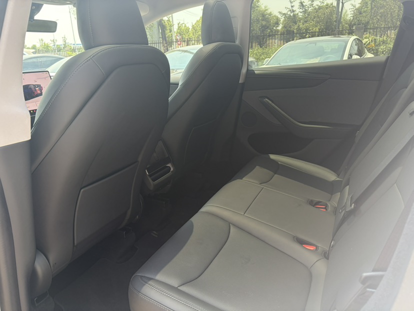 Tesla Model Y 2025 #5 Tesla Model Y 2025 car image #5
