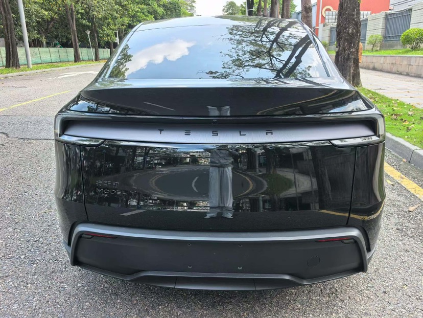 Tesla Model Y 2026 car image #8