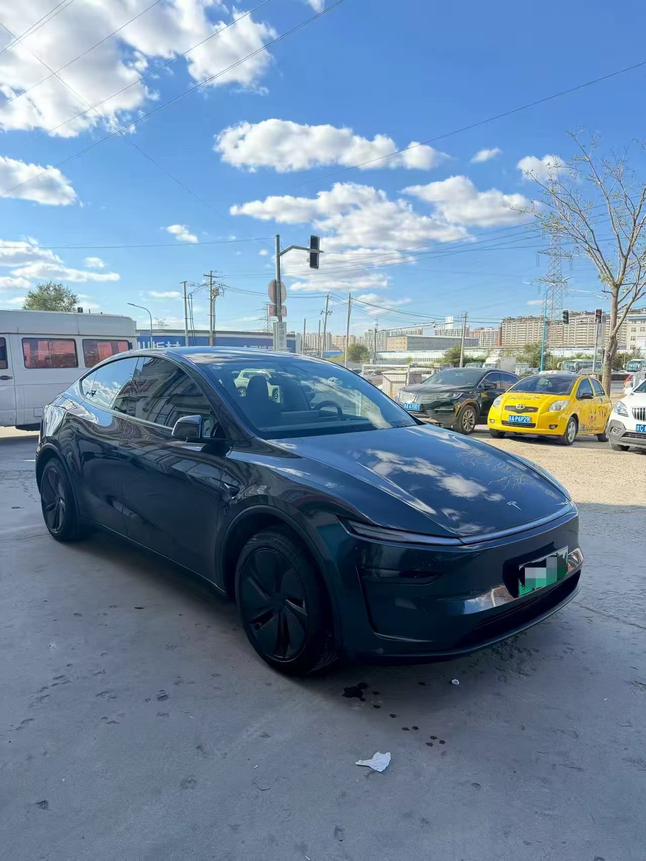 Tesla Model Y 2025 car image #2