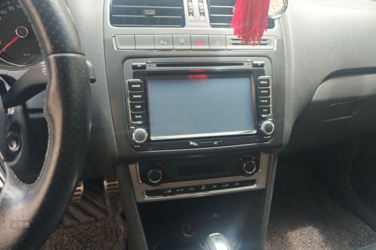 Volkswagen Polo 2015 car image #15