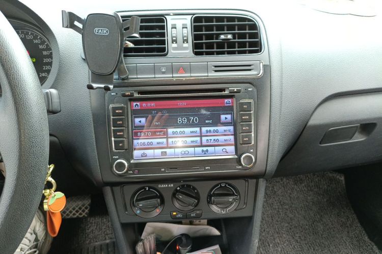 Volkswagen Polo 2016 car image #13