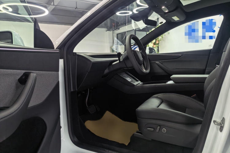 Tesla Model Y 2026 #13 Tesla Model Y 2026 car image #13