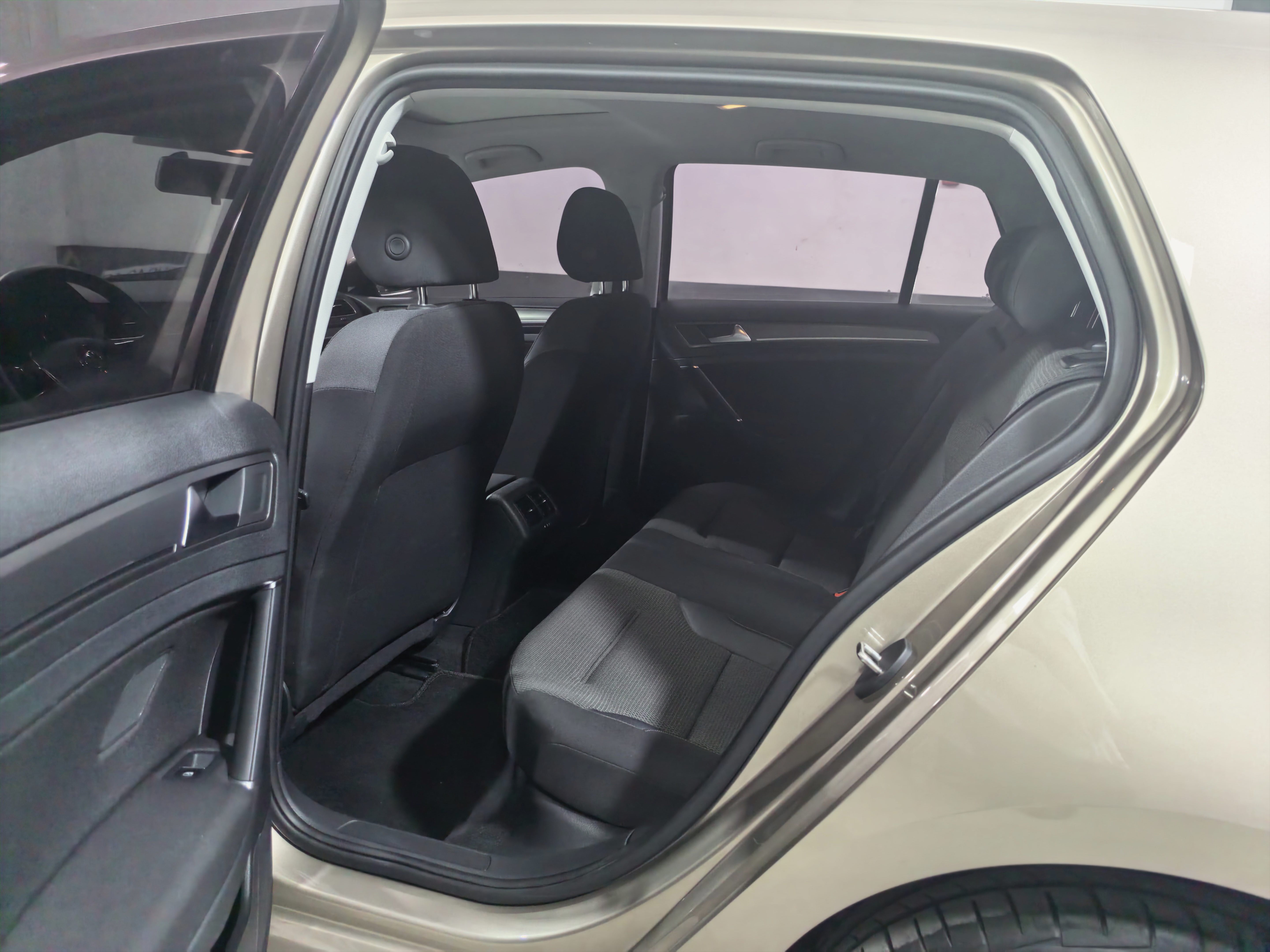 Volkswagen Golf 2016 car image #9