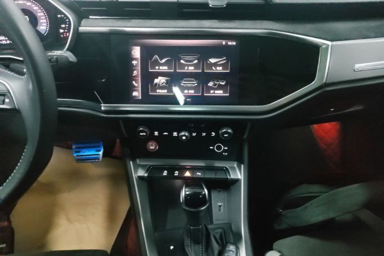 Audi Q3 2020 car image #13