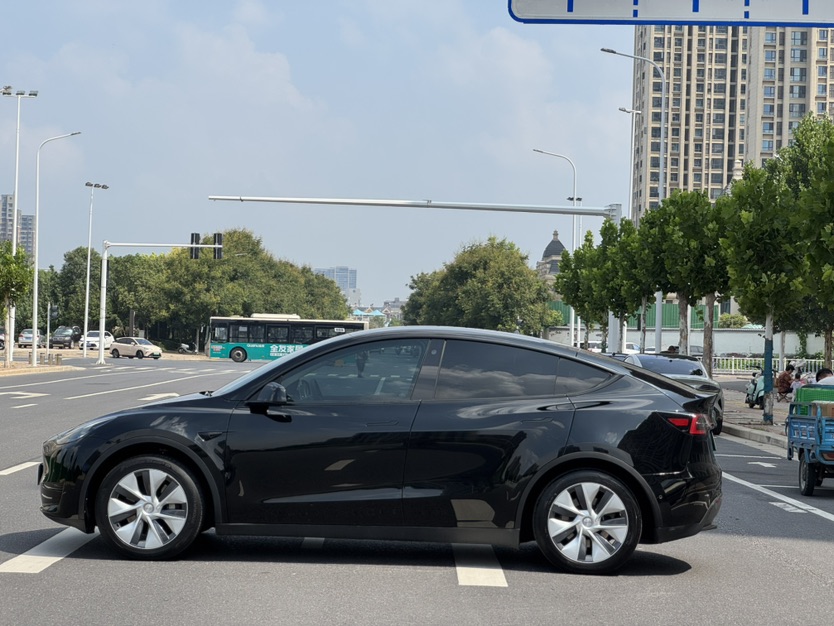 Tesla Model Y 2023 #3 Tesla Model Y 2023 car image #3