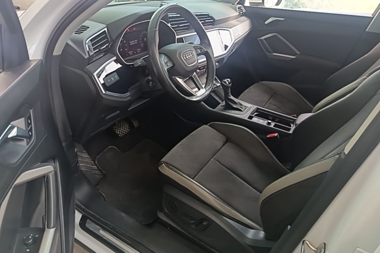 Audi Q3 2021 car image #16