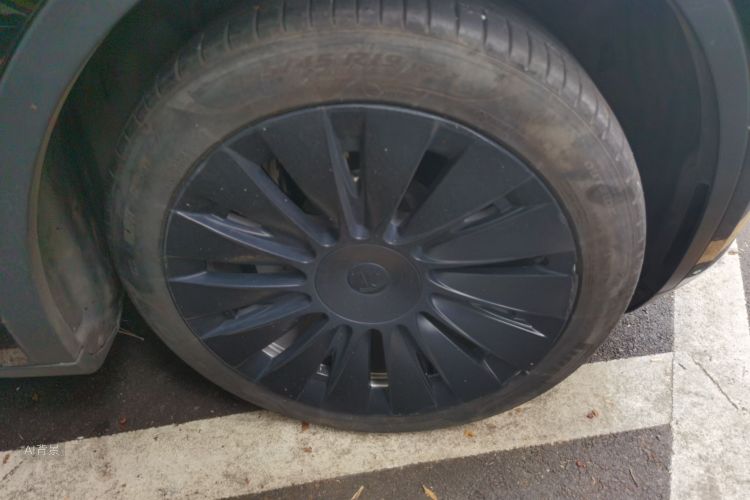 Tesla Model Y 2023 immagine di auto #9