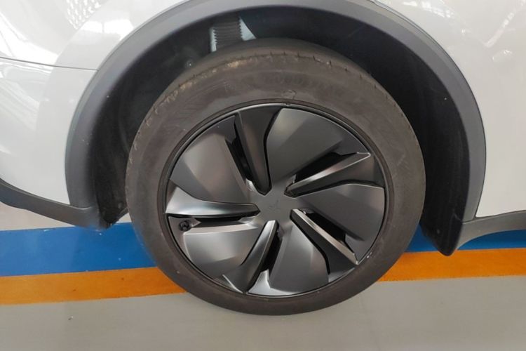 Tesla Model Y 2025 #10 Tesla Model Y 2025 car image #10