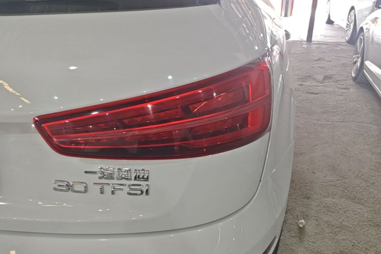 Audi Q3 2018 car image #8