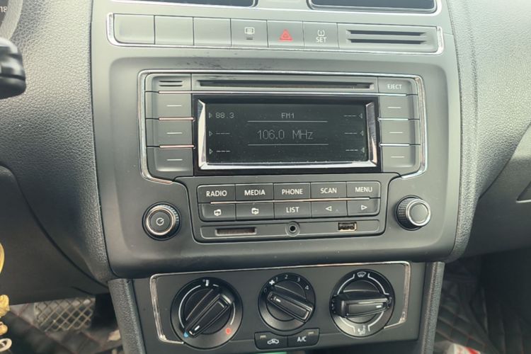 Volkswagen Polo 2016 car image #13