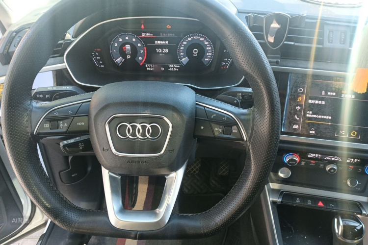 Audi Q3 2020 car image #12