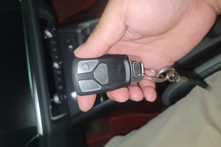 Audi Q3 2020 car image #9