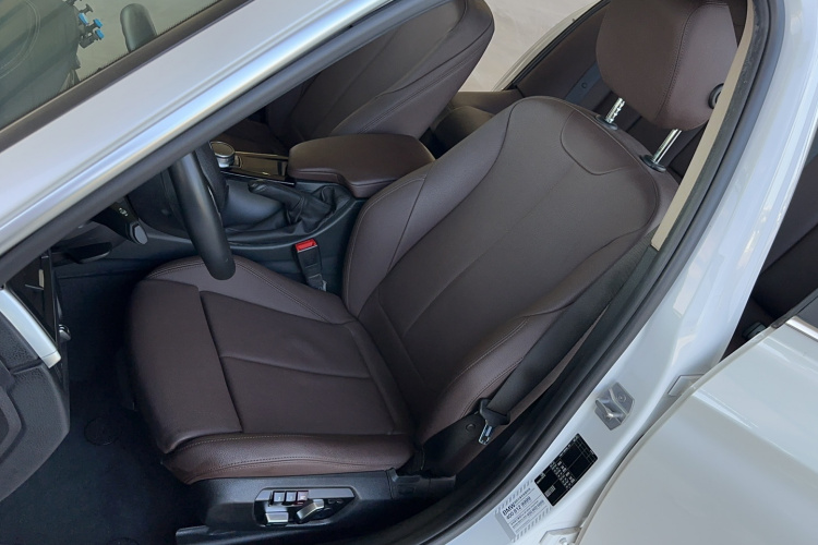 BMW 3 Series 2018 immagine di auto #13