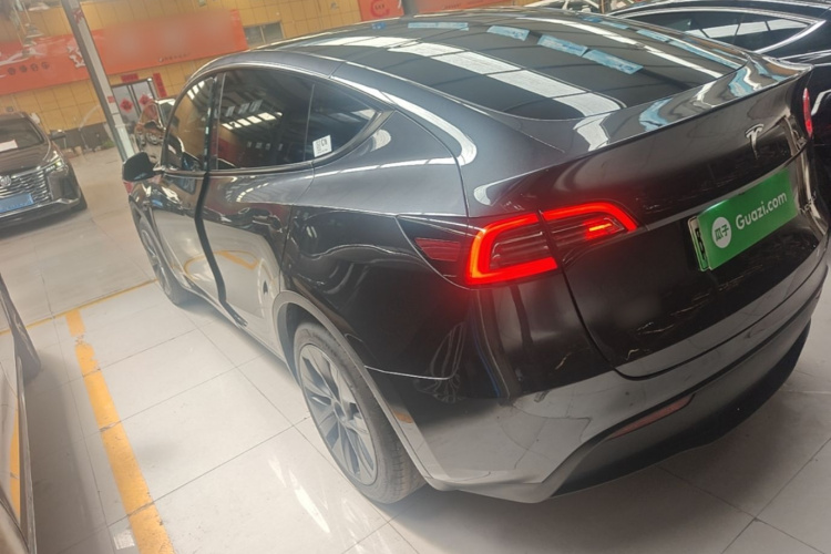 Tesla Model Y 2024 #5 Tesla Model Y 2024 car image #5