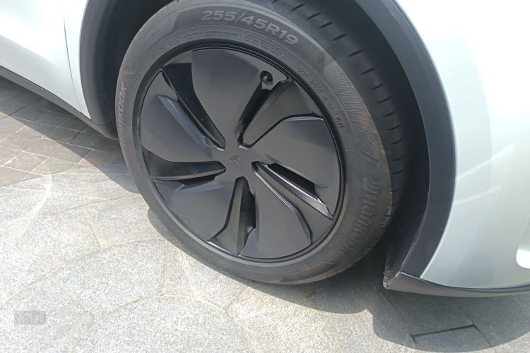 Tesla Model Y 2025 car image #9